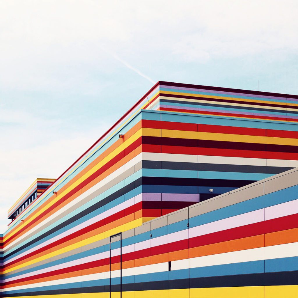 Le mur gris futuriste forme des formes architecturales détaillées en