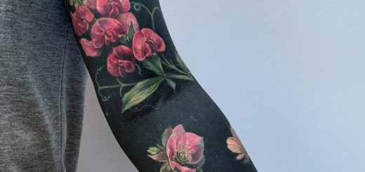 Les-tatouages-de-papillons-et-de-fleurs-sur-fond-noir-par-Esther-Garcia-2