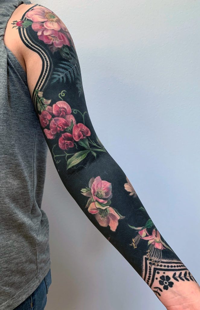 Les Tatouages De Papillons Et De Fleurs Sur Fond Noir Par