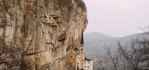 Santuario-Madonna-della-Corona-une-basilique-accrochee-a-la-falaise-1