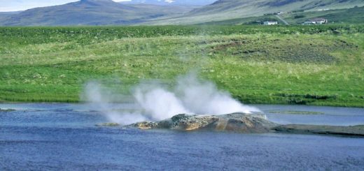 Vellir-un-geyser-islandais-au-milieu-d-une-riviere-arhver-islande-1