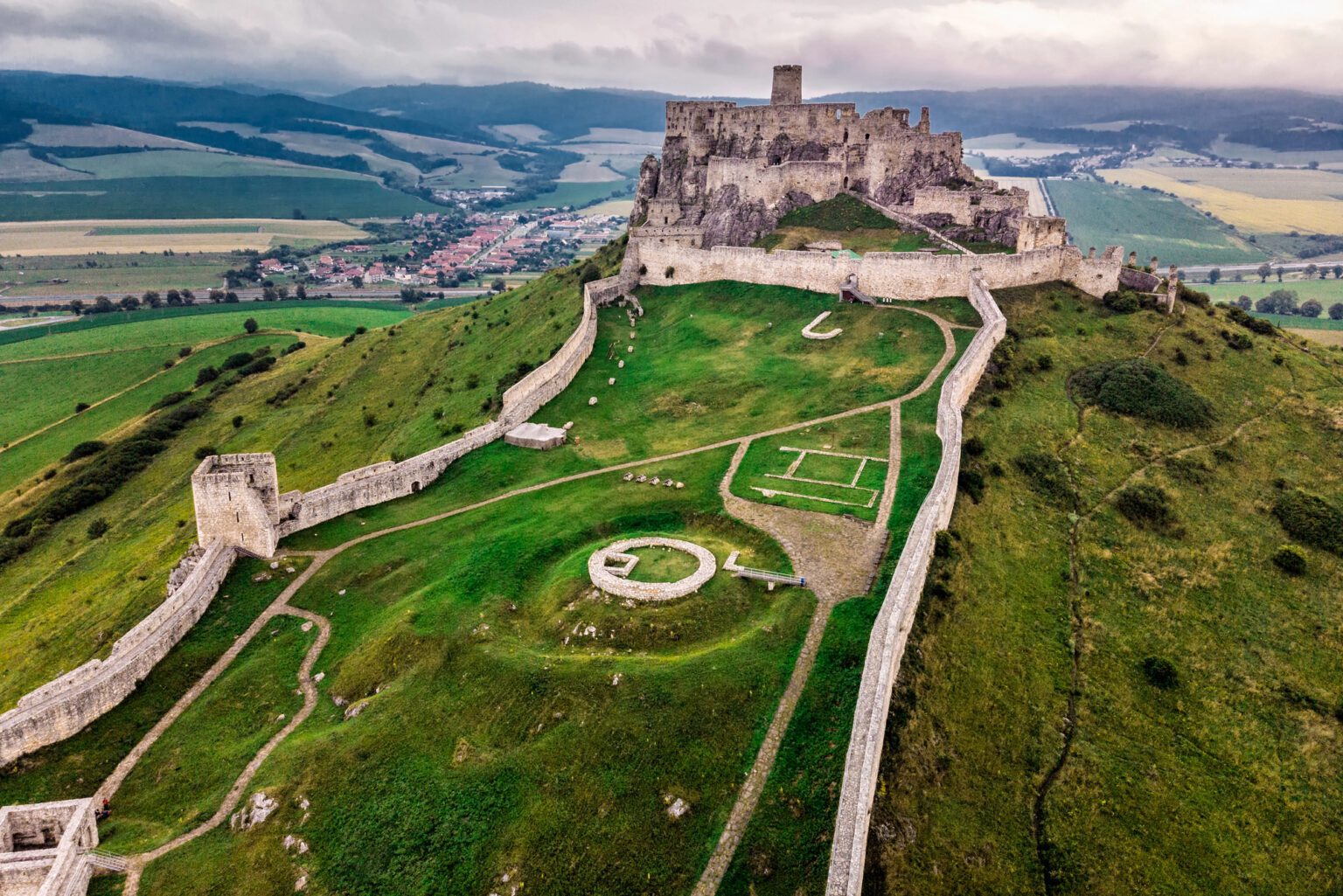 le-ch-teau-de-spi-imposante-forteresse-m-di-vale-de-slovaquie